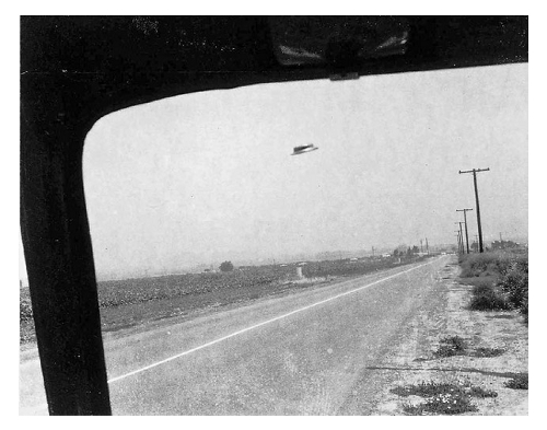 Questa è una delle tre foto di un presunto UFO scattate da Rex Heflin, il 3 Agosto 1965, vicino a Santa Ana, in California. Rex Heflin—Foto AP
