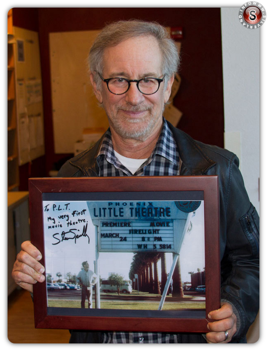 Steven Spielberg oggi con in mano la foto con lui ritratto alla Premiere del film Firelight del 1964.