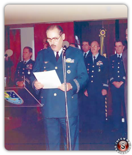 Il Ten. Brig. Air Octávio Júlio Moreira Lima legge il discorso di inaugurazione come ministro della Air Force, presso la base aerea di Brasilia, il 15 marzo 1985.