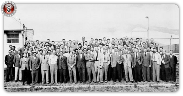 Fotografia ritraente gli scienziati partecipanti al progetto - Marzo 1946