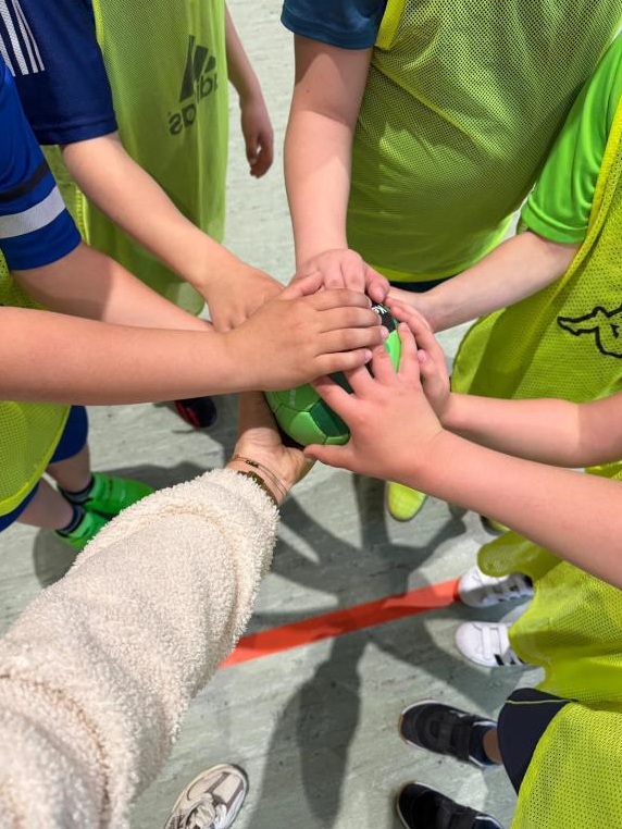 Spannendes Handballturnier der Zweitklässler in der Altenbürghalle
