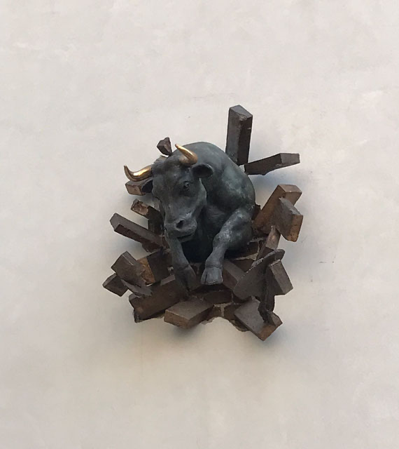 toro che sbuca dalla parete di un muro