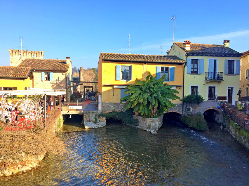 Borghetto sul Mincio, case colorate sul fiume