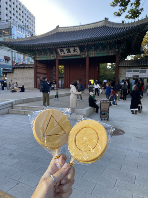 i biscotti della serie netflix Squid Games davanti al Gate di Seoul