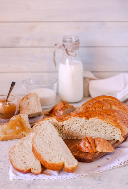 treccia di pane a fette, dolce tipico Svizzero