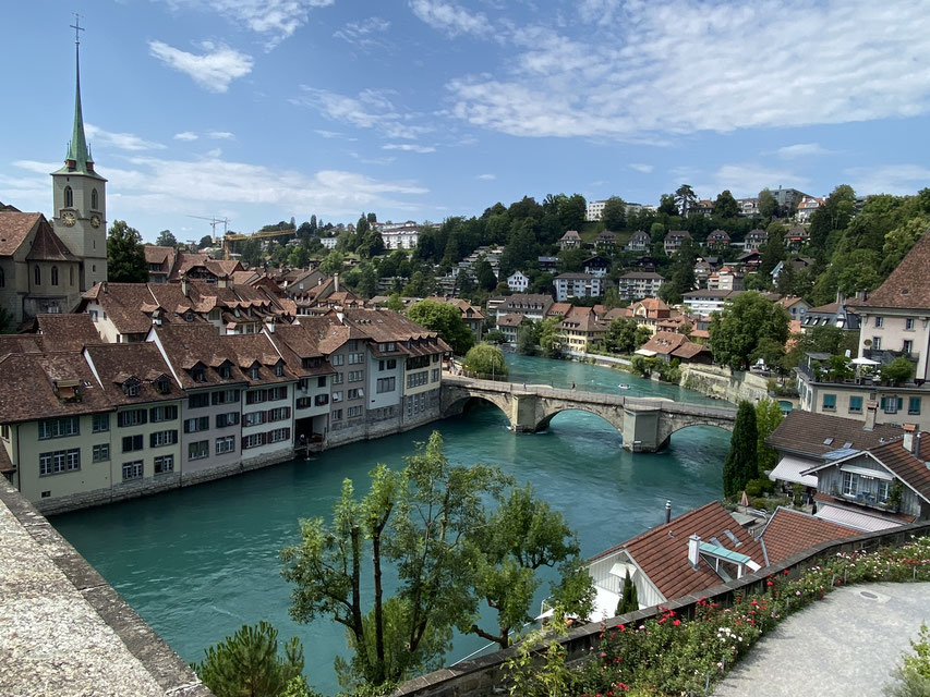 centro storico di Berna, case e fiume che passa in mezzo, capitale della Svizzera