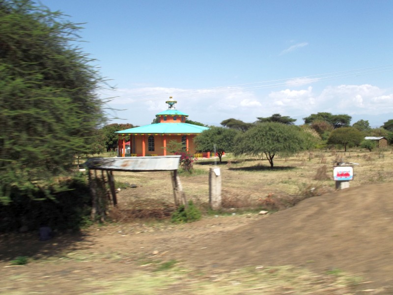 Au détour de la piste, une église apparaît. Voyage Séjour Trek Trekking Randonnée Road Trip en Ethiopie Visite de la Vallée de l'Omo en Ethiopie la Ville de Dorze 