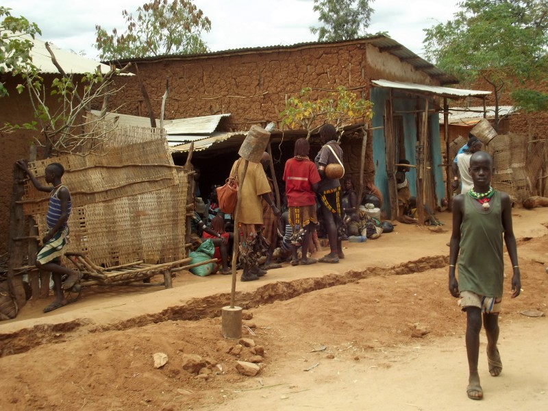 Le marché Hamer à Dimeka en Ethiopie. Voyage Séjour Trek Trekking Randonnée Road Trip en Ethiopie Visite de la Vallée de l'Omo en Ethiopie. 