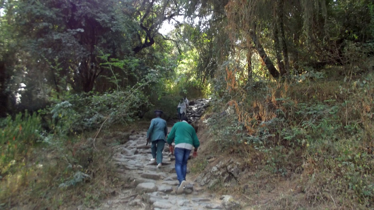 The way is hard. Le chemin est difficile. Voyage Séjour Road Trip Trek Trekking Randonnée en Ethiopie. Debre Libanos, La Grotte de Takla Haymanot