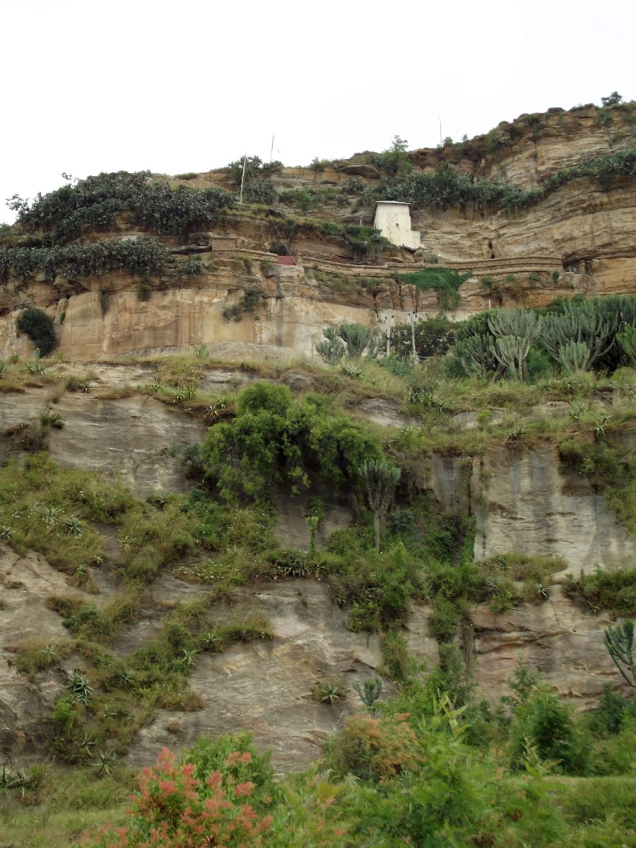 Le Portique d'accès au Monastère de Dabra Damo en blanc sur la photo. Trek et randonnée, Road Trip jusqu'à Debre Damo en Ethiopie. 