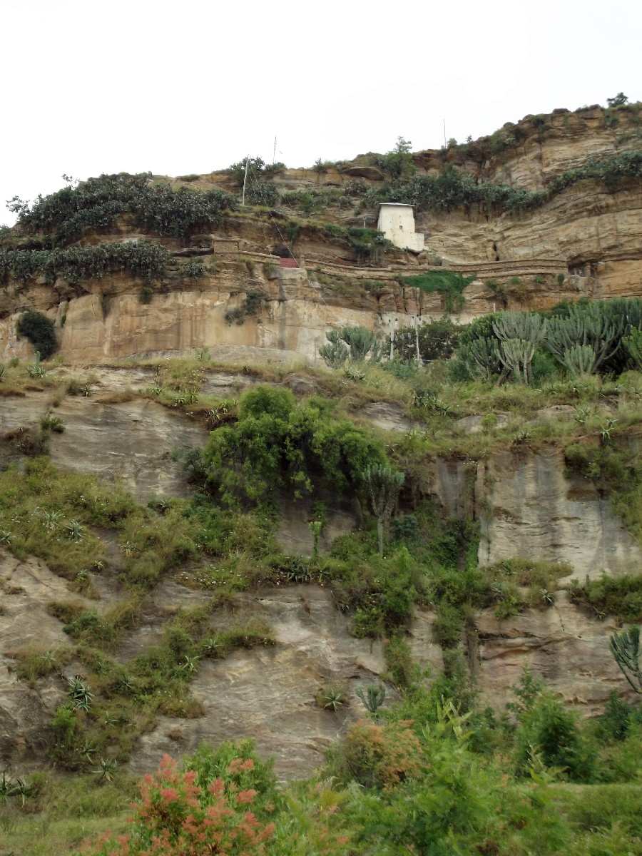 Le Portique d'accès au Monastère de Dabra Damo en blanc sur la photo. Trek et randonnée, Road Trip jusqu'à Debre Damo en Ethiopie. 