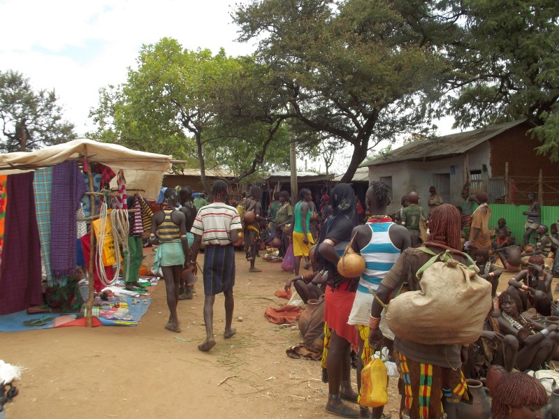 Le marché Hamer à Dimeka en Ethiopie. Voyage Séjour Trek Trekking Randonnée Road Trip en Ethiopie Visite de la Vallée de l'Omo en Ethiopie. 