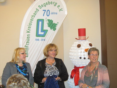 Birgrit Markmann (l.) und Brigitte Niemeitz (r.) übergeben das Segel an Jutta Neuber.