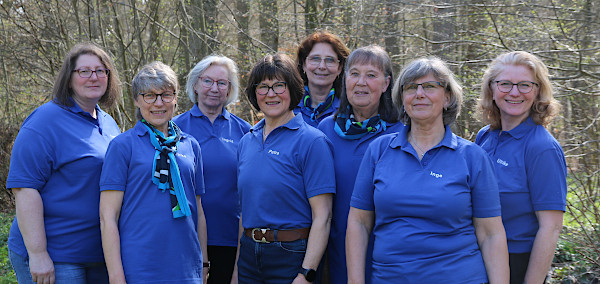Frauen auf Gruppenbild mit blauen Polohemden Vorstand KreisLandFrauen Segeberg