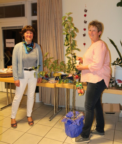 Ein zweiter Apfelbaum wurde unter den Teilnehmerinnen verlost und ging Ute Fock aus Weddelbrook 