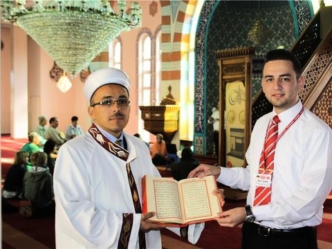 In der Fatih-Moschee: Religionsgelehrter Kadir Sevgi (links) und der Dialogbeauftragte Halil Sahin.