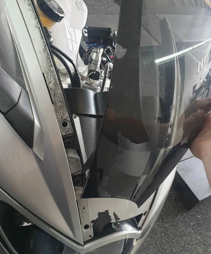 Demontage von Motorradscheiben inklusive Neubeschichtung bei defekten Verblendungen