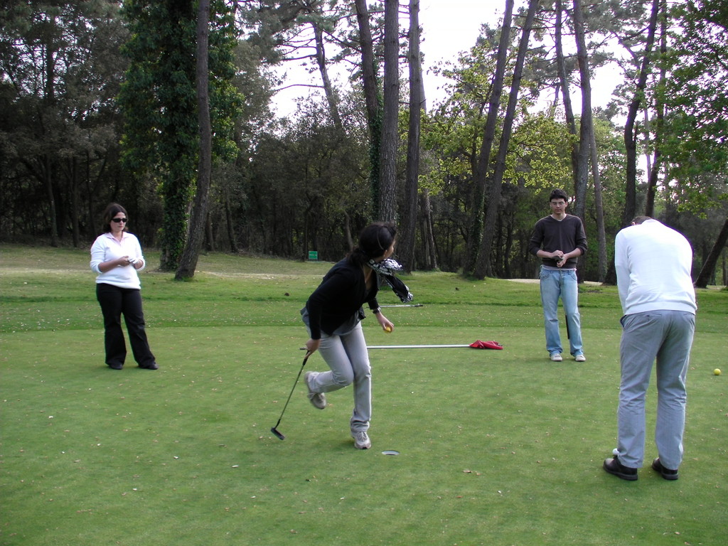 Sandrine en équilibre renversant le golf