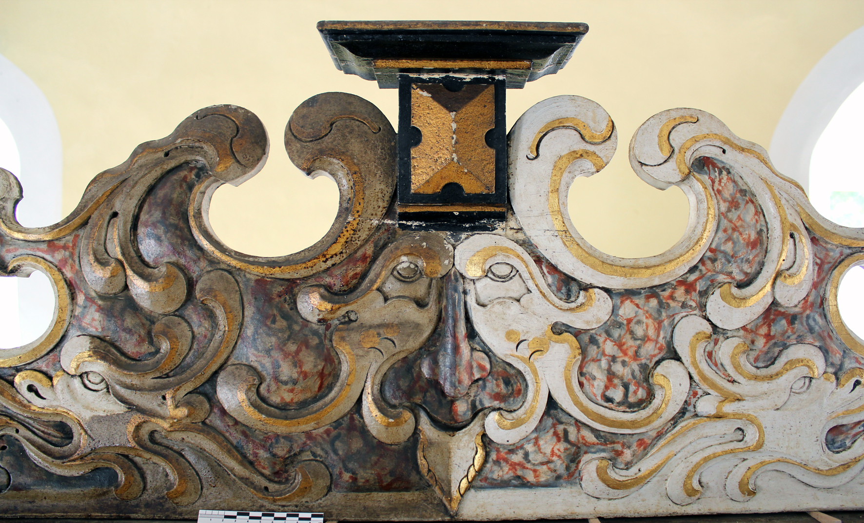 Oberes Verzierungsbrett während der Abnahme der Überzuge, barocker Altaraufsatz, ev. Kirche Volkmarsen-Herbsen