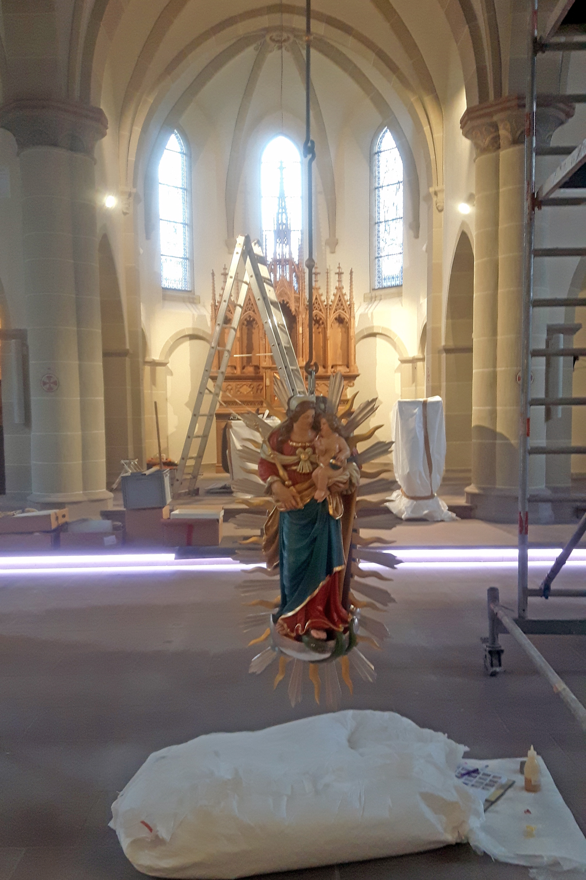 Montage der Doppelmadonna nach den konservatorischen Maßnahmen, kath. Kirche St. Johannes Baptist Medebach-Deifeld