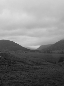 Diese Schwarzweißfotografie von Thorsten Hülsberg zeigt die wolkenverhangenen Highlands in Schottland.