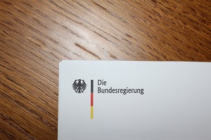 Diese Farbfotografie von Thorsten Hülsberg zeigt einen Briefkopf der Bundesregierung.