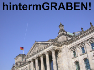 Dieses Bild von Thorsten Hülsberg zeigt hintermGRABEN! vorm Reichstag in Berlin.