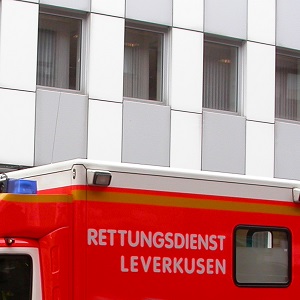 Dieser quadratische Farbfotoausschnitt von Thorsten Hülsberg zeigt einen Leverkusener Rettungswagen vor einem Gebäude.