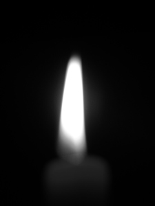 Diese künstlerische Schwarzweißfotografie von Thorsten Hülsberg zeigt eine brennende Kerze.
