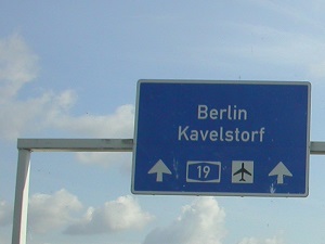 Diese Farbfotografie von Thorsten Hülsberg zeigt ein Autobahnschild Richtung Berlin.