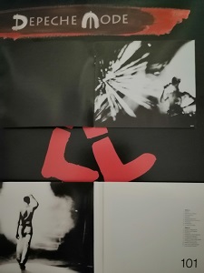Dieses Farbfoto von Thorsten Hülsberg zeigte eine Collage der Cover der Depeche Mode Maxi-Single Going Backwards und dem Album 101.