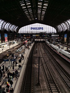 Diese Farbfotografie von Thorsten Hülsberg zeigt den Hamburger Hauptbahnhof.