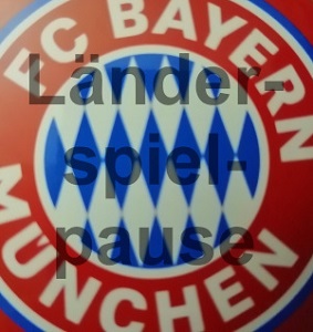 Diese Bild von Thorsten Hülsberg zeigt wie ein Teil des Bayern Logos das Wort Länderspielpause überlagert.