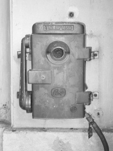 Diese Schwarzweißfotografie von Thorsten Hülsberg zeigt ein altes Telefon.