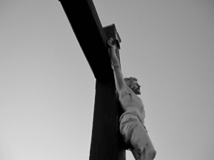 Diese Schwarzweißfotografie von Thorsten Hülsberg zeigt das große Symbol des Christentums.