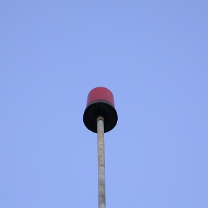 Dieses Farbfoto von Thorsten Hülsberg zeigt eine rote Warnlampe vor blauem Himmel.