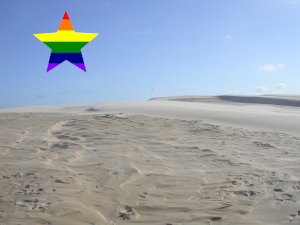 Dieses Bild von Thorsten Hülsberg zeigt eine Dünenlandschaft mit einem Stern in Regenbogenfarben am Horizont.