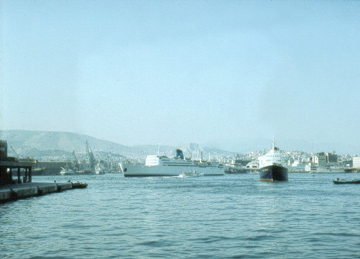Blick vom Liegeplatz in den Hafen