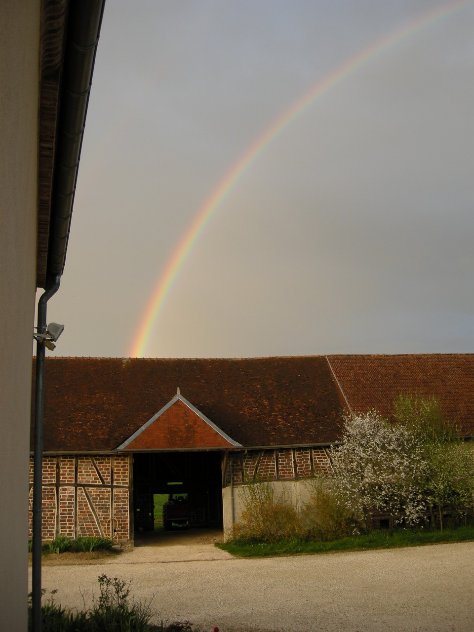 corps de ferme  "Les Furets"  et arc en ciel