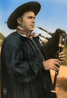 Roger PEARRON (grand collecteur & mainteneur de tradition, a créé le groupe Les Thiaulins de Lignière)
