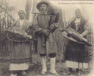 Jean RAMEAU et sa grande cornemuse (dernier joueur connu de grande cornemuse incrustée). Il est né à La Celle-Bruère (Cher) le 11 mars 1852 & mort à Pouligny-Saint-Pierre (Indre) le 23 avril 1931. Maître sonneur, poète et chansonnier, auteur de cartes.