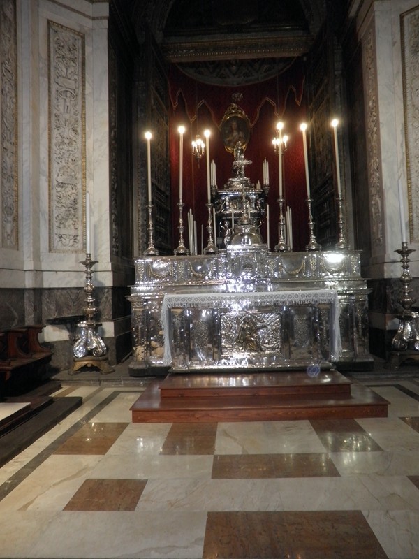 A l'intérieur, le tombeau en argent de Sainte Rosalie, patronne de la ville.