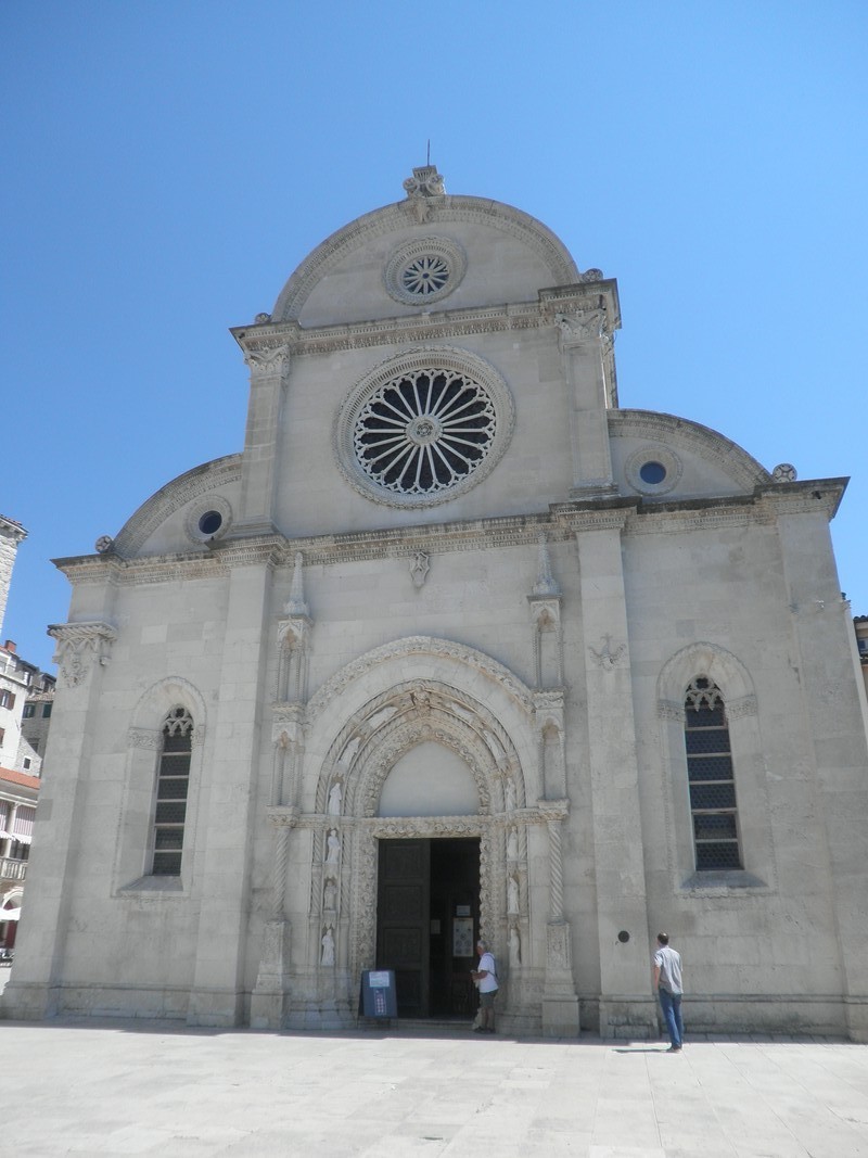 La façade de la cathédrale St Jacques, mélange de gothique et de Renaissance