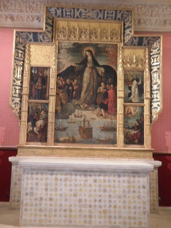 Dans la salle des audiences, la Vierge des Navigateurs (XVIème) qui protège sous son manteau C. Colomb, Ferdinand II, Charles Quint, Amerigo Vespucci...