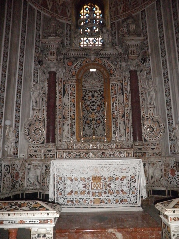 Chapelle latérale tout en marbre