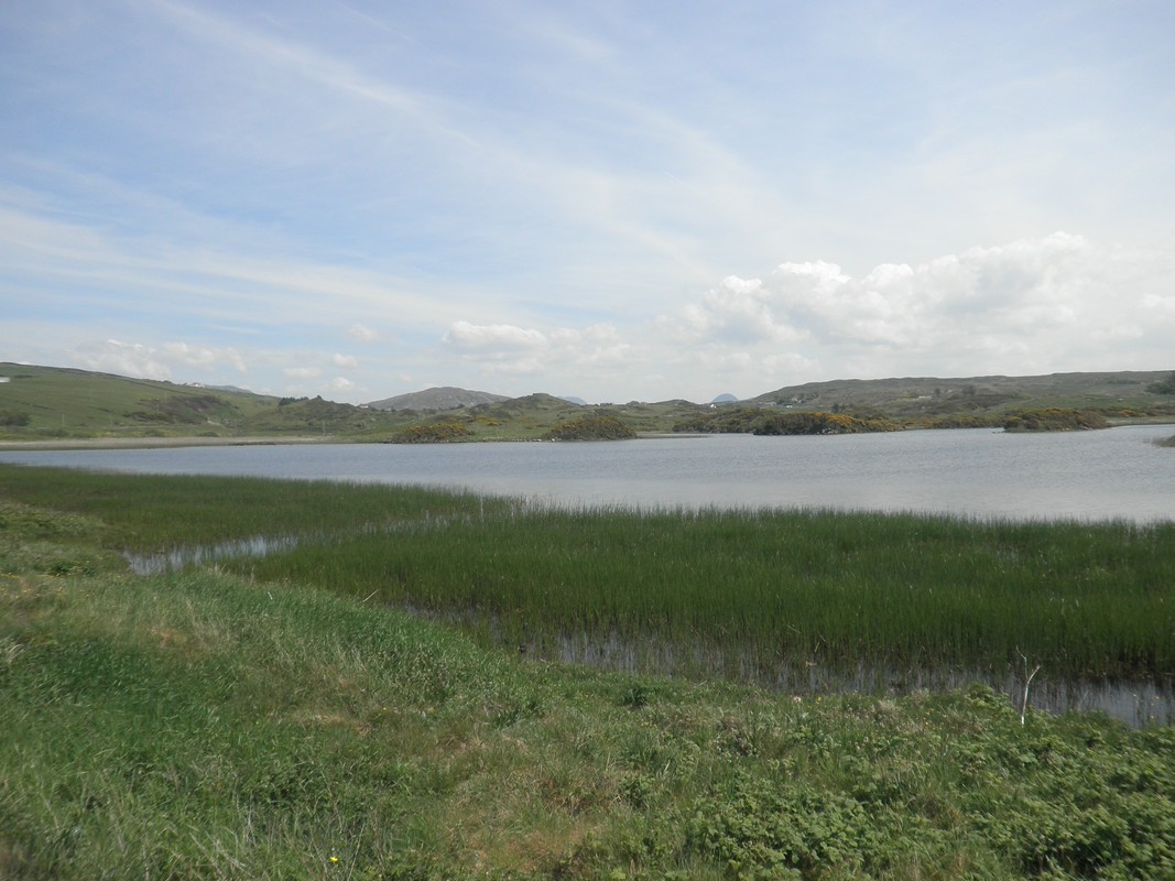 En allant vers Ballyconneely, un lac séparé de la mer par un mince cordon de terre.