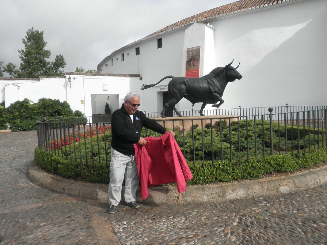 Un torero devant la plaza de toros...