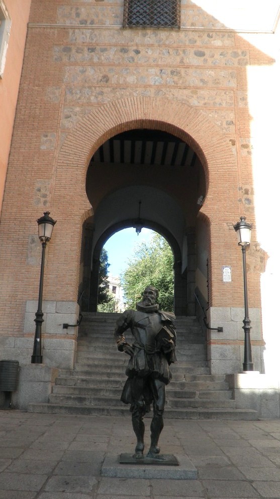 Statue de Cervantès devant le musée