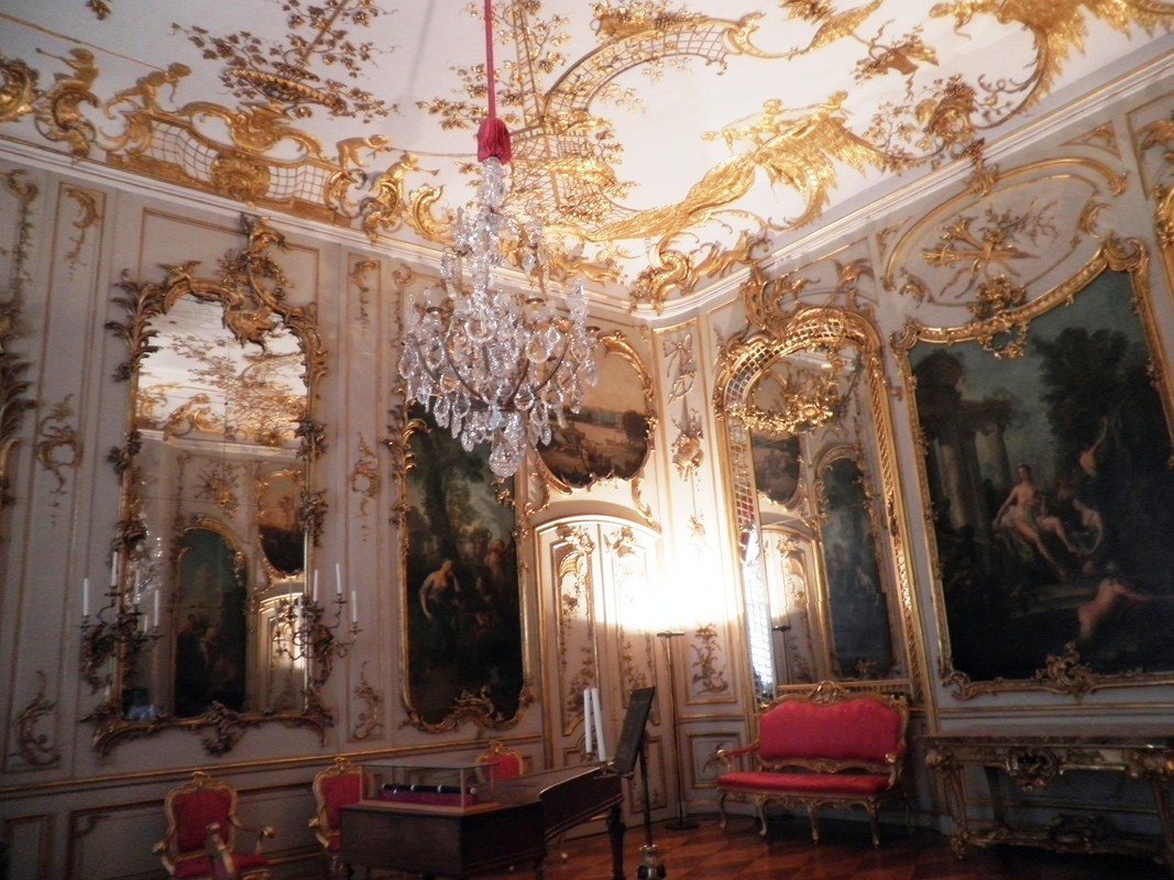 La salle de concerts, rococo : Frédéric II jouait fort bien de la flûte exposée ici.