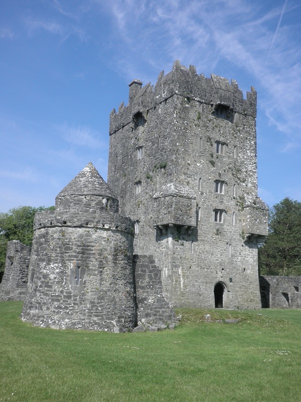 Dans le Connemara, près de Oughterard, Aughanure Castle construit au XVème par les O'Flaherty, dont le donjon bien restauré se visite agréablement.
